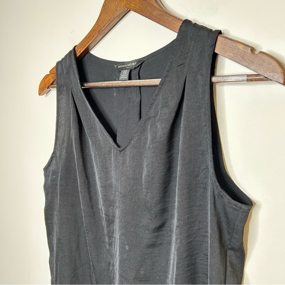 Banana Republic Relaxed Fit V Neck Blouse Sleeveless Silky Material Black XS - Picture 3 of 9